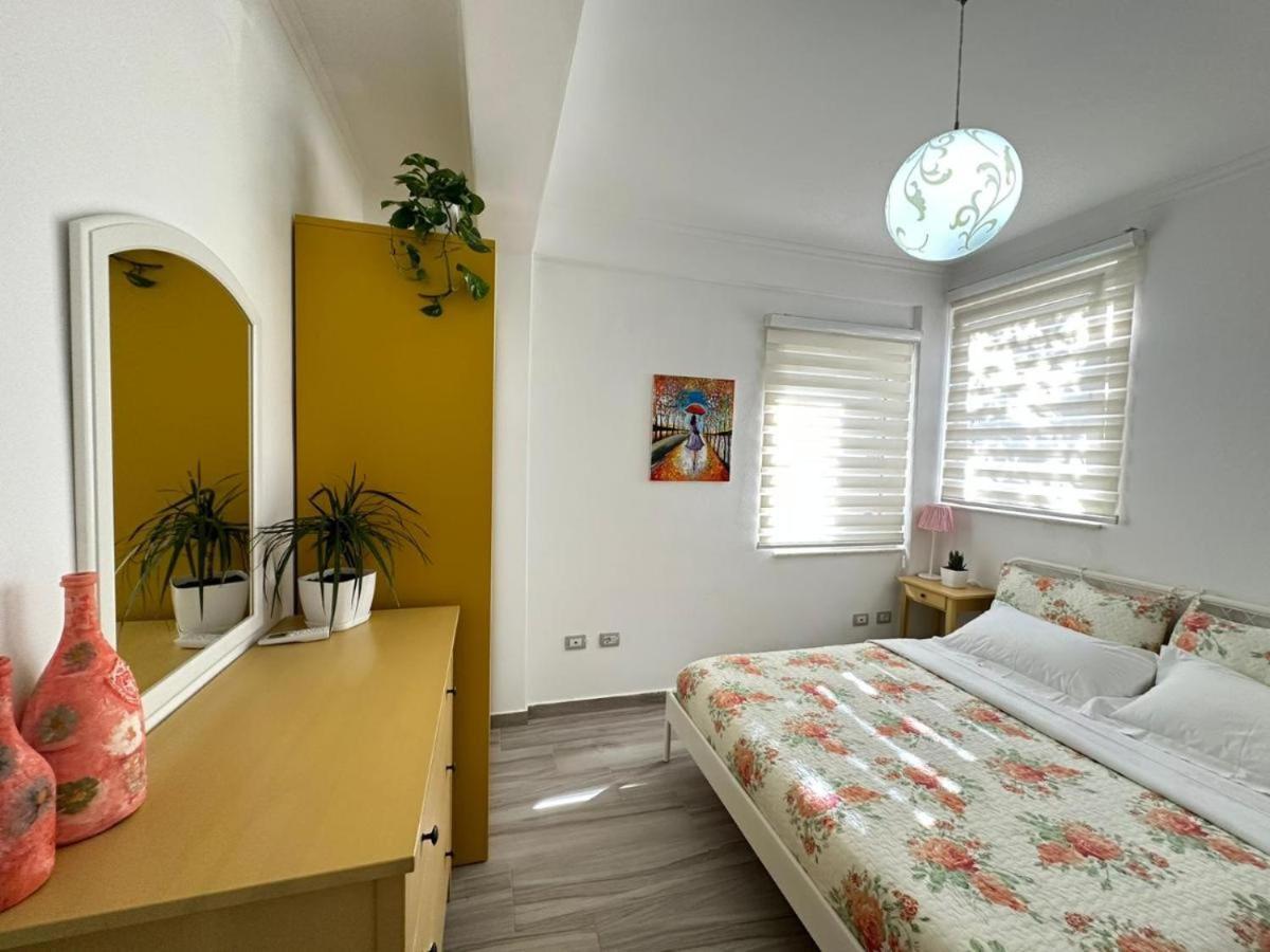 Sofia'S Holiday Apartment Vlorë Esterno foto